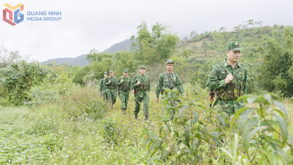 Vững vàng những bước chân tuần tra, giữ bình yên biên cương của Tổ quốc.  (CBCS Đồn BP Bắc Sơn tuần tra trên tuyến biên giới đơn vị phụ trách)