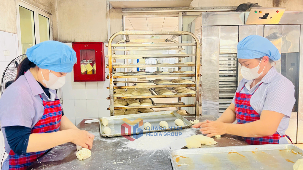 Bột sau khi được ủ sẽ được bàn tay khéo léo của các chị em trong Phân xưởng đời sống và môi trường nặn thành những chiếc bánh.