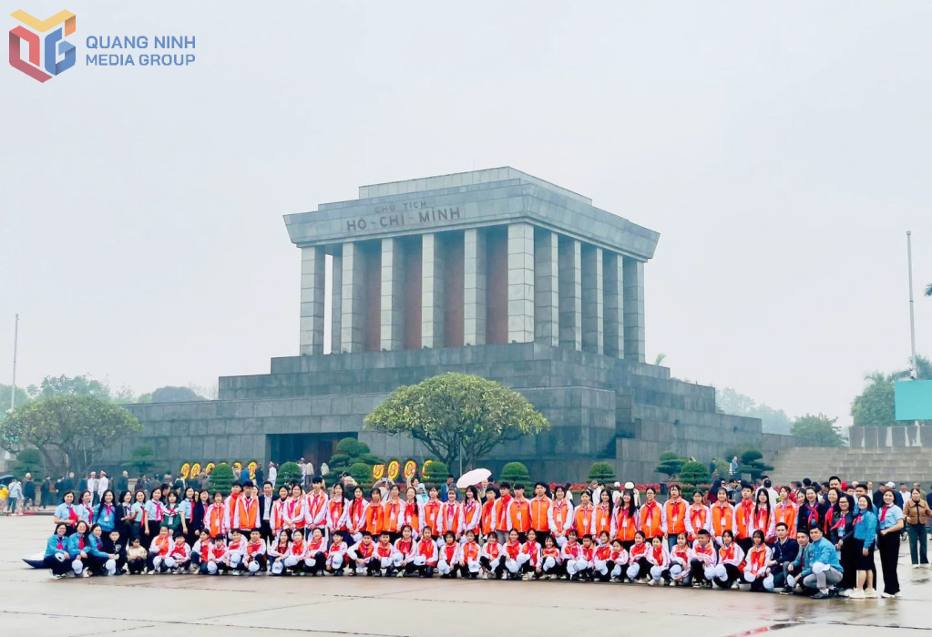 Đoàn đại biểu cháu ngoan Bác Hồ huyện Ba Chẽ về báo công dâng Bác tại Thủ đô Hà Nội. Ảnh: Hội đồng Đội huyện Ba Chẽ cung cấp