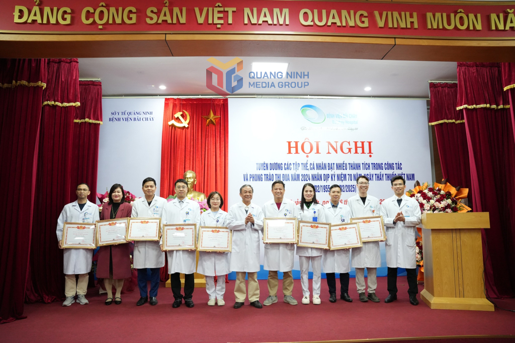 Bệnh viện Bãi Cháy tuyên dương các tập thể, cá nhân đạt nhiều thành tích trong công tác và phong trào thi đua năm 2024.