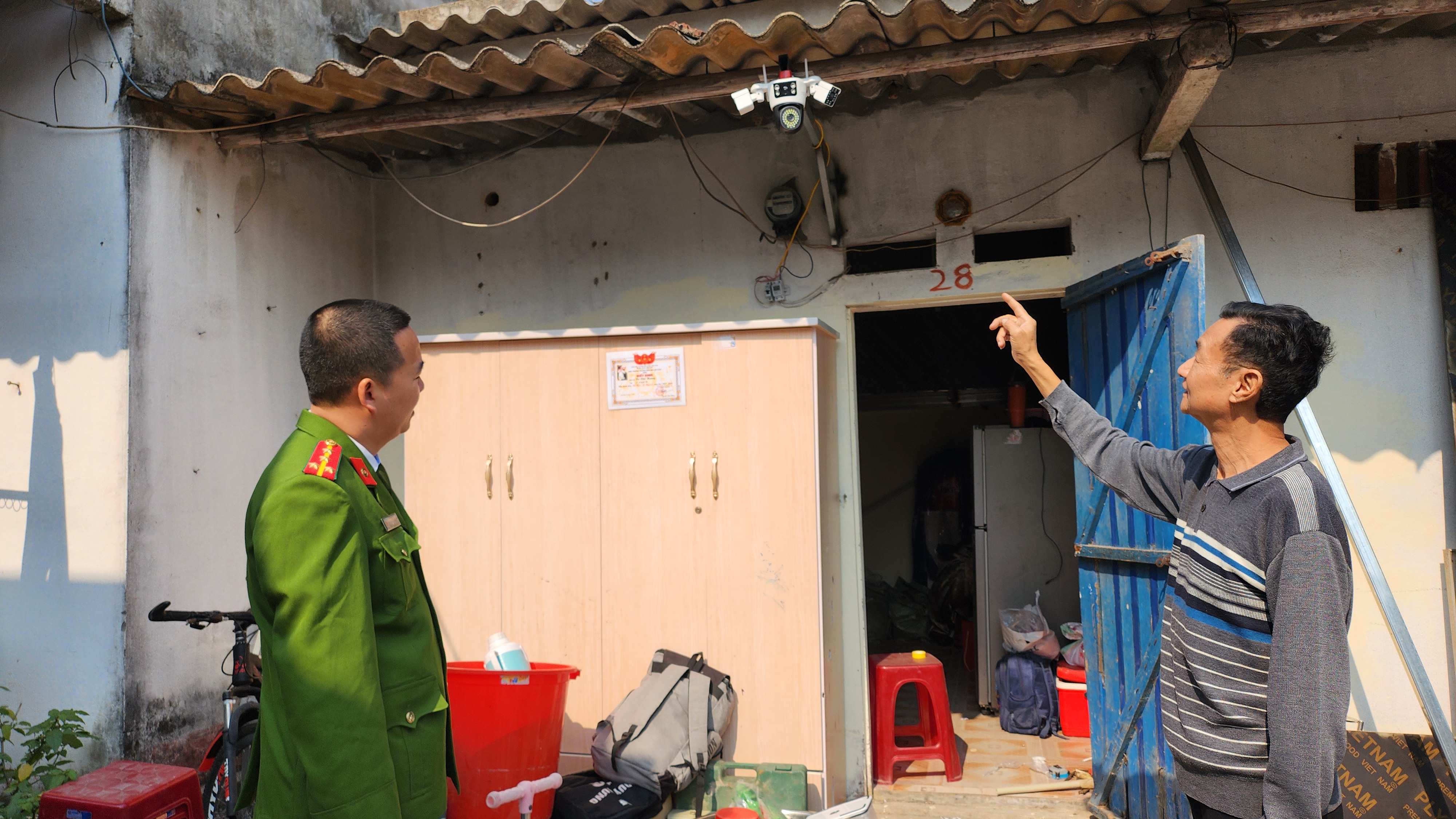 Qua vận động, tuyên truyền, các chủ trọ đầu tư lắp đặt camera an ninh, theo dõi, quản lý tại các khu trọ, tăng cường đảm bảo ANTT, tháng 1/2025. phường Hải Hòa, Móng Cái