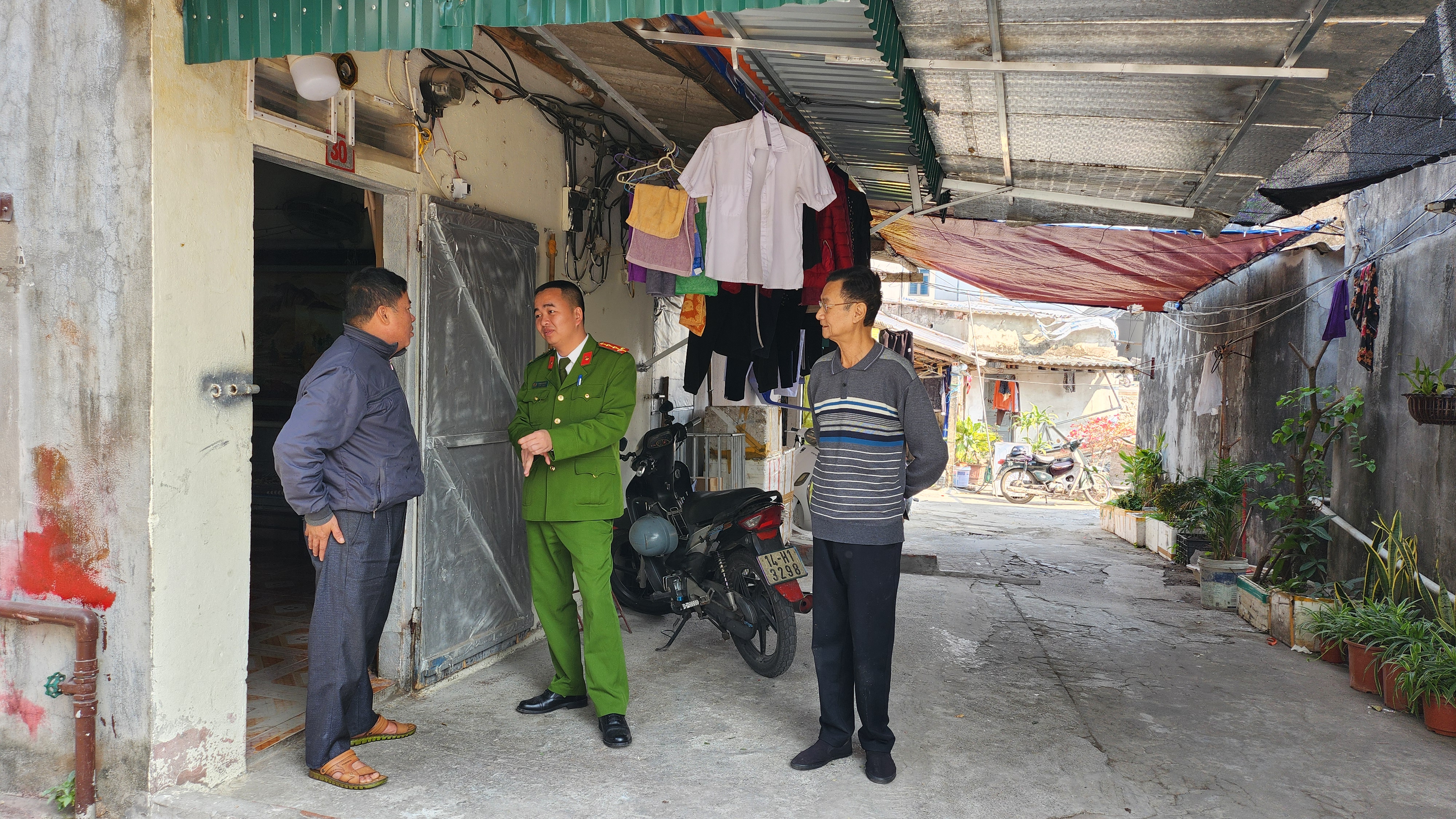 Công an phường Hải Hòa (TP Móng Cái) nắm tình hình, tuyên truyền, vận động người thuê trọ chấp hành quy định pháp luật. 