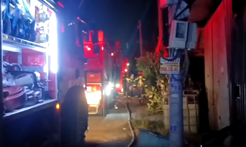 Cháy nhà trong hẻm ở TP Hồ Chí Minh, cảnh sát phá cửa dập lửa