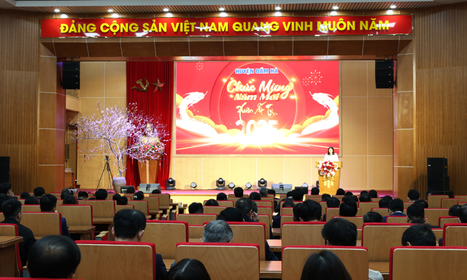 Huyện Đầm Hà gặp mặt đầu Xuân, triển khai nhiệm vụ năm 2025
