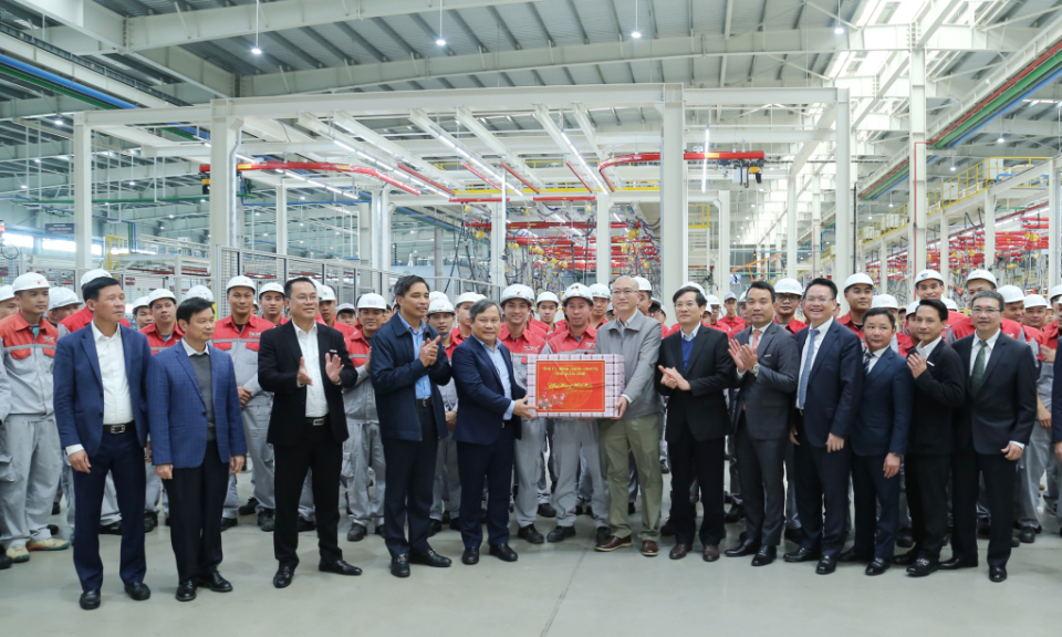 Đồng chí Bí thư Tỉnh ủy thăm, động viên công nhân, người lao động tại các khu công nghiệp