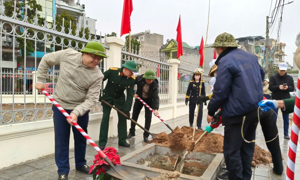 Cán bộ, nhân dân phường Cao Xanh (TP Hạ Long) hưởng ứng Tết Trồng cây