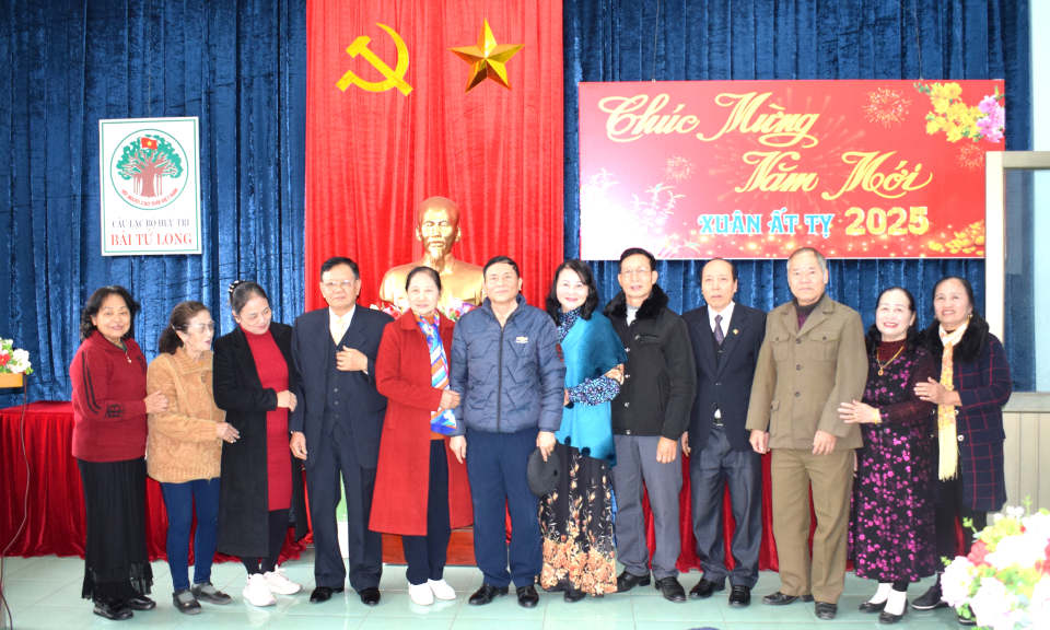 CLB Hưu trí Bái Tử Long (Cẩm Phả) trao giải thưởng thơ "Mừng Đảng, mừng xuân 2025"