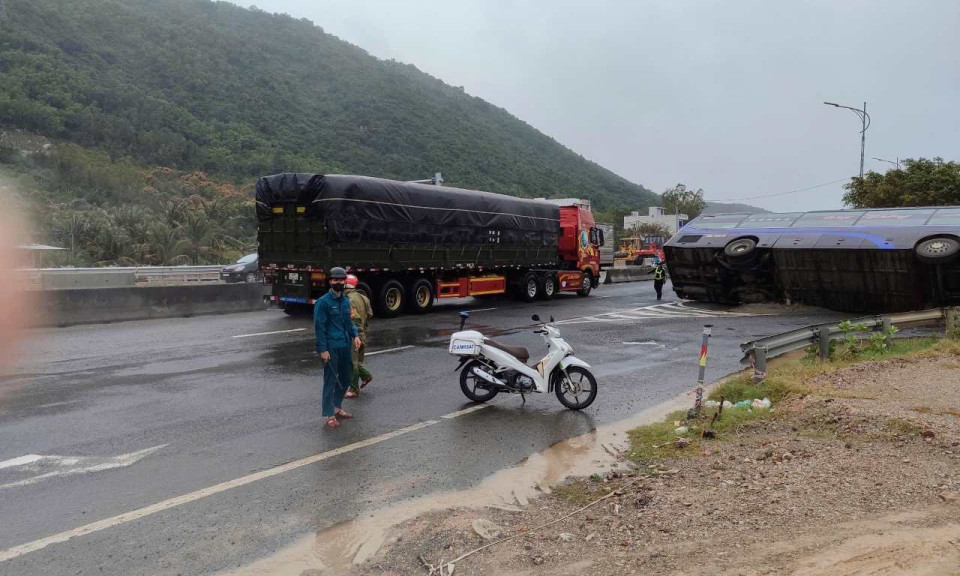 Xe khách Quảng Ngãi lật ngang trên QL1, đoạn qua Khánh Hoà