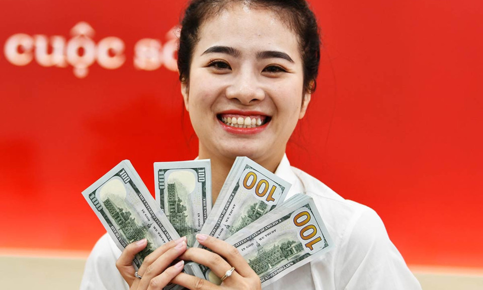 Giá USD ngân hàng vượt 25.600 đồng, cao chưa từng có