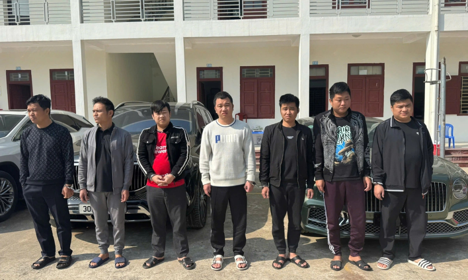 Tạm giam nhóm lừa đảo đầu tư chứng khoán, chiếm đoạt hơn 200 tỉ đồng