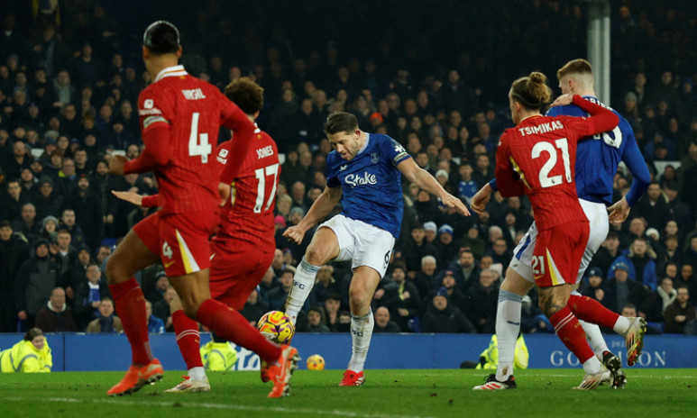 Liverpool bị cầm hòa ở phút 90+8 trong trận đấu có 3 thẻ đỏ