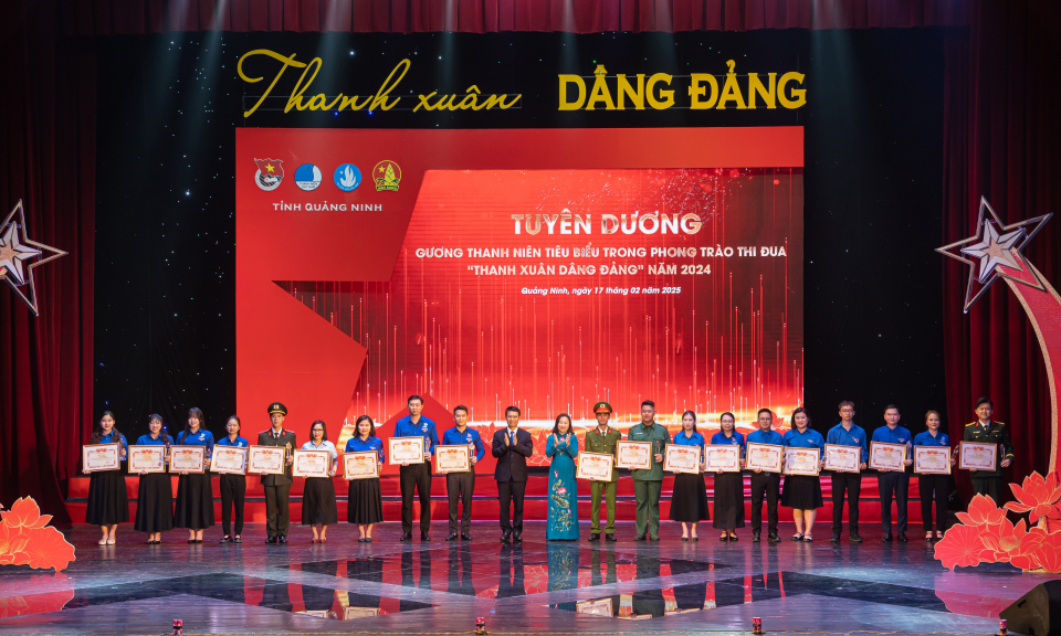 Tuyên dương gương thanh niên tiêu biểu trong thực hiện phong trào “Thanh xuân dâng đảng”   