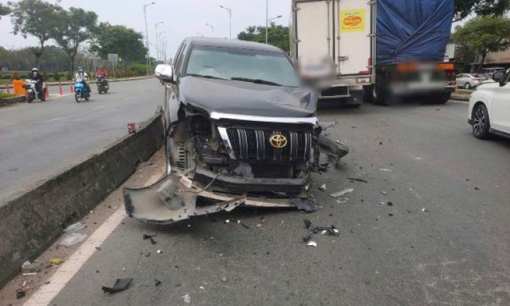 Xe ôtô 7 chỗ va chạm với xe tải ở TPHCM, giao thông ùn ứ