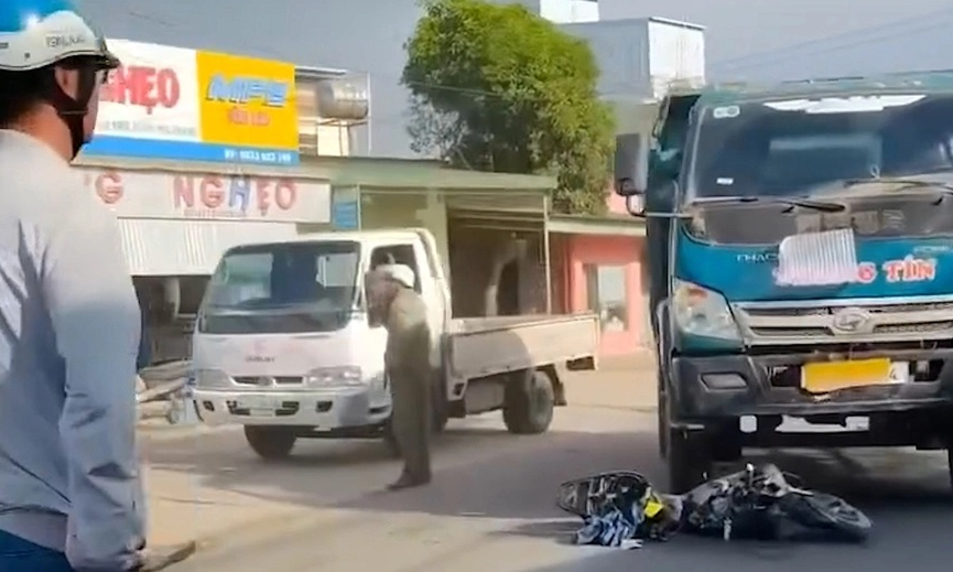 Xe đạp điện tông xe tải, một học sinh tử vong thương tâm