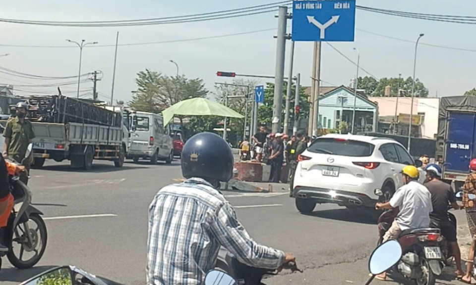 Va chạm giữa xe đầu kéo và xe máy trên QL1, một phụ nữ tử vong tại chỗ