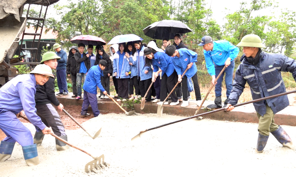 Đoàn Thanh niên TP Cẩm Phả: Khởi công tuyến đường trục thôn Đồng Cói, xã Hải Hòa