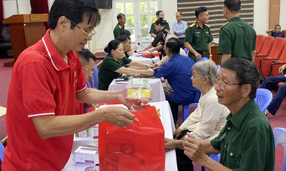 Quan tâm chăm lo sức khỏe cho CCB