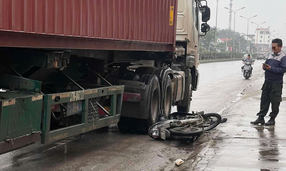 Xe máy va chạm xe container, người đàn ông tử vong thương tâm