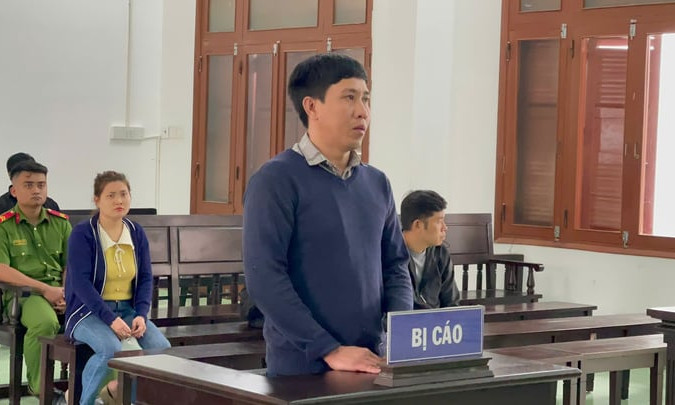 Nghi ngờ vợ ngoại tình với hàng xóm, người đàn ông chém trọng thương tình địch