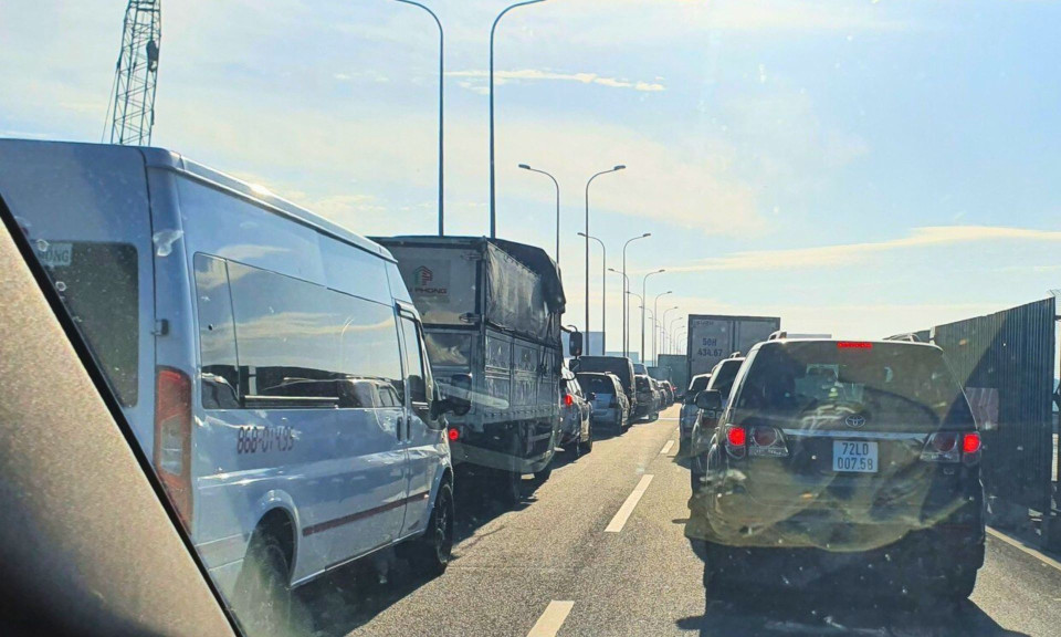 4 xe tông liên hoàn trên cao tốc TPHCM - Long Thành, ùn tắc dài 8km