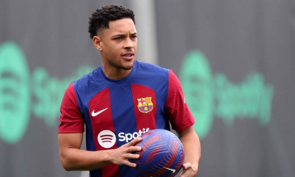 Vitor Roque chia tay Barcelona, ký hợp đồng 5 năm với Palmeiras
