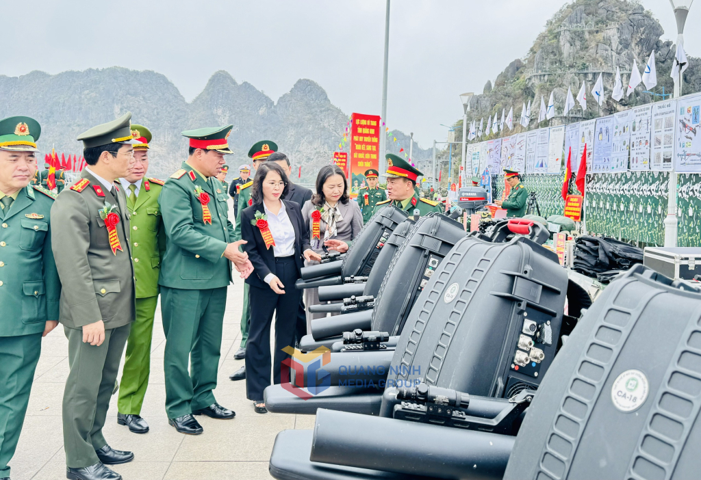 Các đại biểu tham quan mô hình học cụ được trưng bày tại Lễ ra quân huấn luyện.