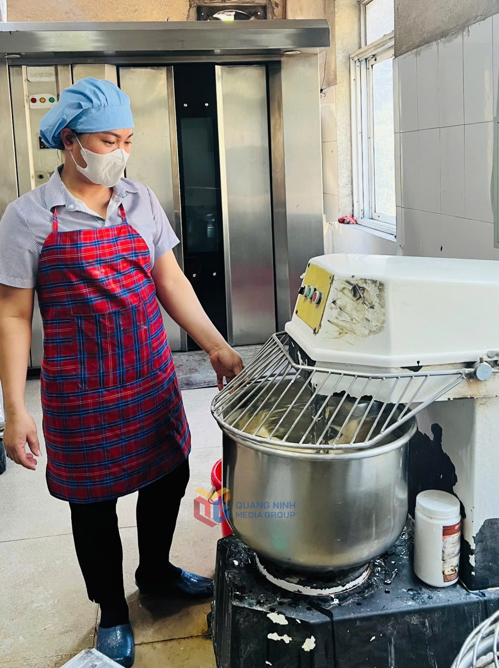 Trước đây người thợ làm bánh phải nhào bột bằng tay, nhưng đến nay các mỏ đã đầu tư máy móc nên bột được nhào bằng máy vừa đều vừa tiết kiệm được công sức, thời gian.