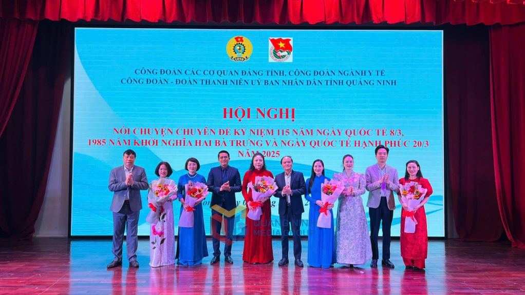 Lãnh đạo Đảng uỷ khối các cơ quan tỉnh tặng hoa chúc mừng cho đại diện nữ của các công đoàn, đoàn thể tham gia hội nghị nhân dịp 8/3.
