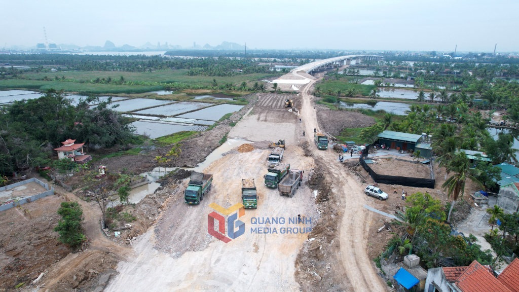 Dự án đường ven sông nối cao tốc Hạ Long - Hải Phòng đến TP Đông Triều (đoạn nút giao đầm Nhà Mạc đến đường tỉnh 338), giai đoạn I đang được gấp rút thi công. Ảnh: Thành Công