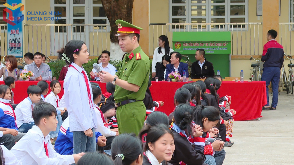 Công an xã Quảng Sơn (huyện Hải Hà) tuyên truyền Luật Giao thông cho học sinh Trường PTDT bán trú THCS Quảng Sơn. Ảnh: Nguyễn Duy