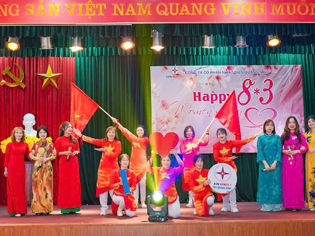 Các tiết mục văn nghệ do nữ công các đơn vị biểu diễn