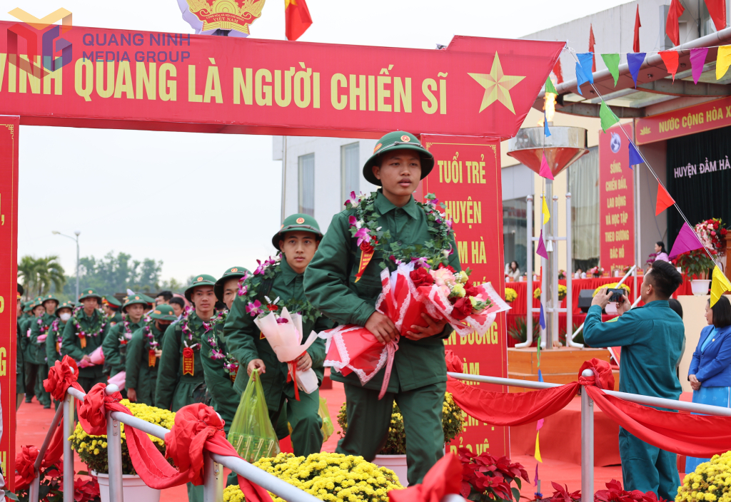 Các tân binh của huyện Đầm Hà thể hiện quyết tâm trước khi lên đường nhập ngũ.