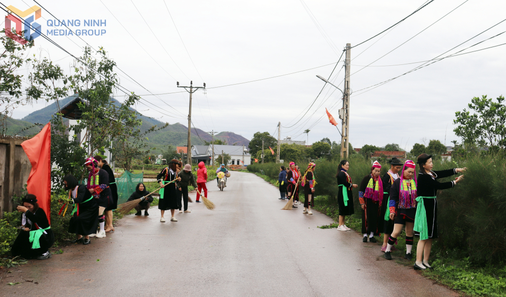 Chị em hội viên phụ nữ tham gia dọn dẹp vệ sinh, cắt tỉa cây xanh dọc tuyến đường xanh mẫu thôn Bình Minh, xã Hải Lạng, huyện Tiên Yên.