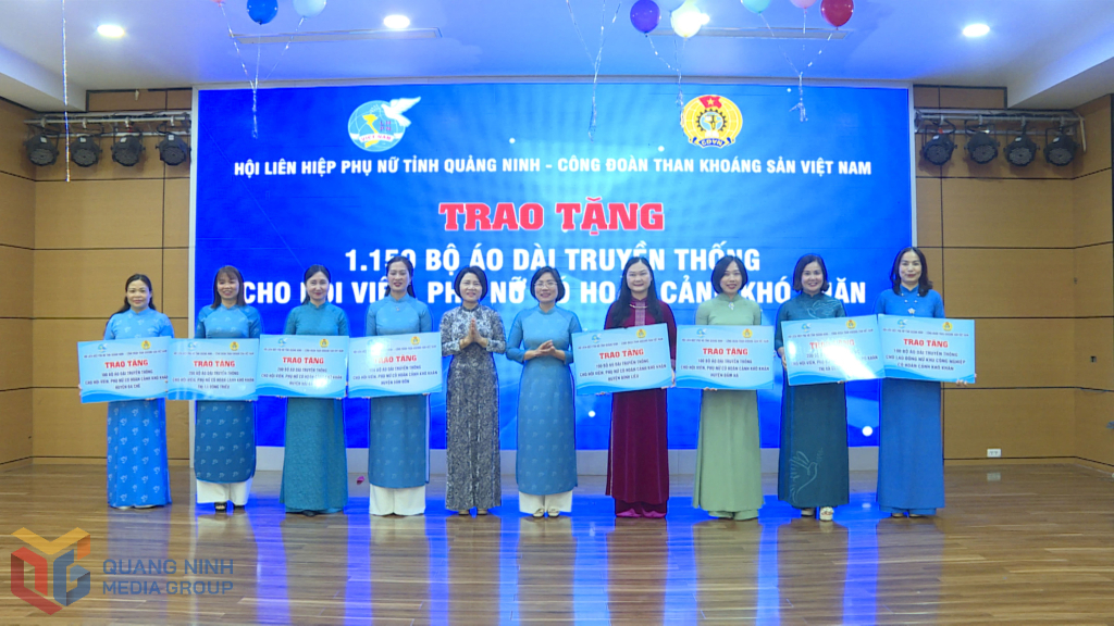 Ban Thường vụ Hội LHPN tỉnh trao tặng áo dài cho các hội viên phụ nữ có hoàn cảnh khó khăn.