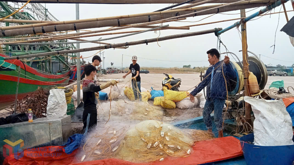 Ngư dân Tiến Tới, xã Đường Hoa chuẩn bị ngư lưới cụ cho chuyến khai thác đầu năm