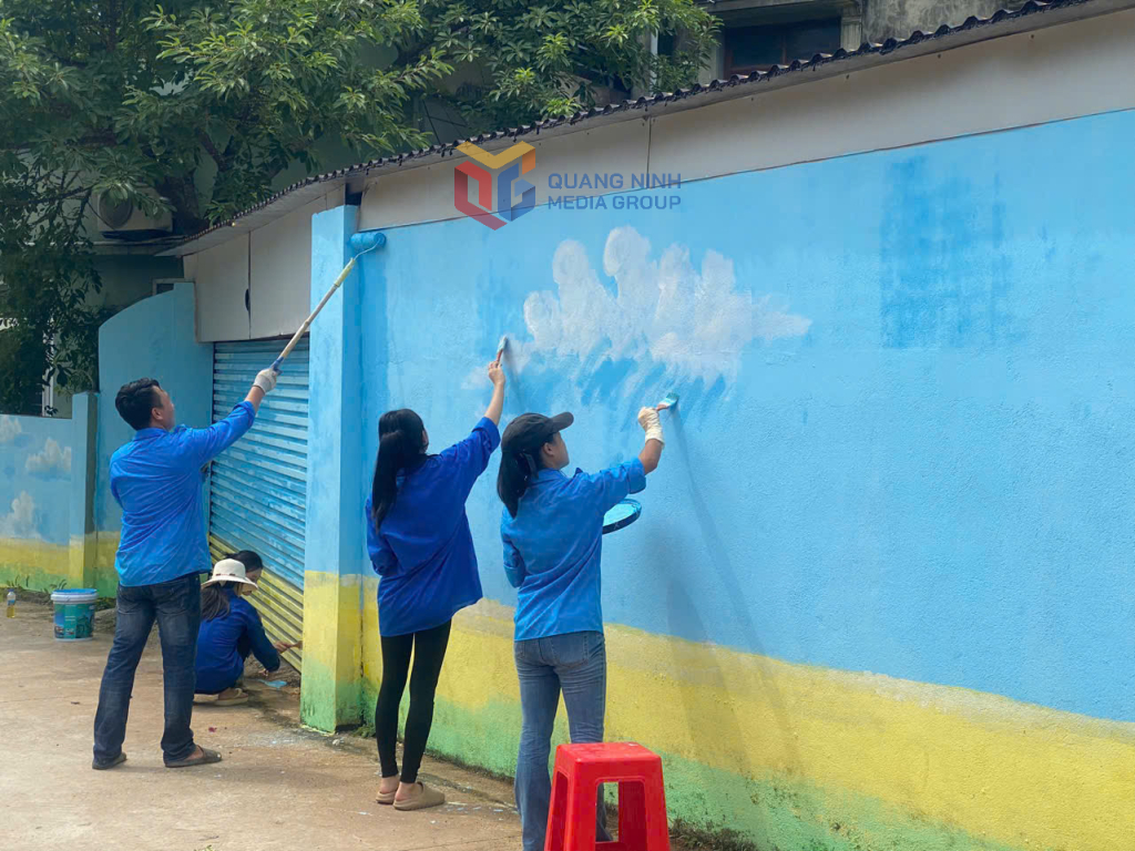 Đoàn phường Đại Yên vẽ tranh tường tại tuyến đường lên trường tiểu học Đại Yên.