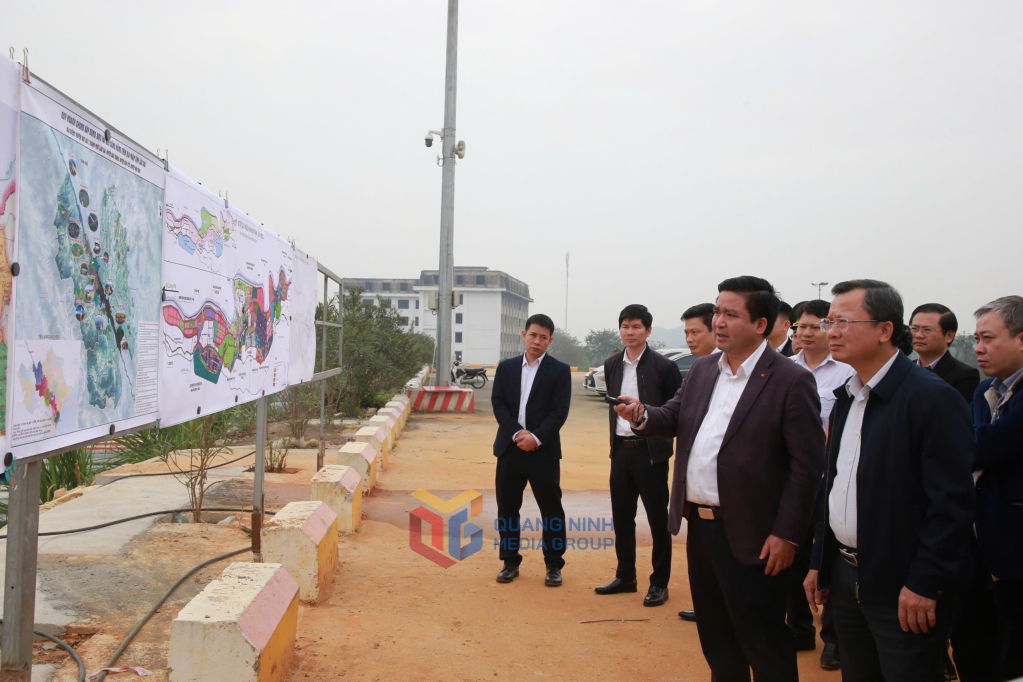 , Đoàn Công tác tỉnh Quảng Ninh do Đồng chí Cao Tường Huy, Ủy viên Ban Thường vụ Tỉnh ủy, Phó Chủ tịch UBND tỉnh làm trưởng đoàn đã đến thăm và làm việc học tập kinh nghiệm triển khai Nền tảng cửa khẩu số tại Lào Cai và khảo sát, xây dựng Đề án 