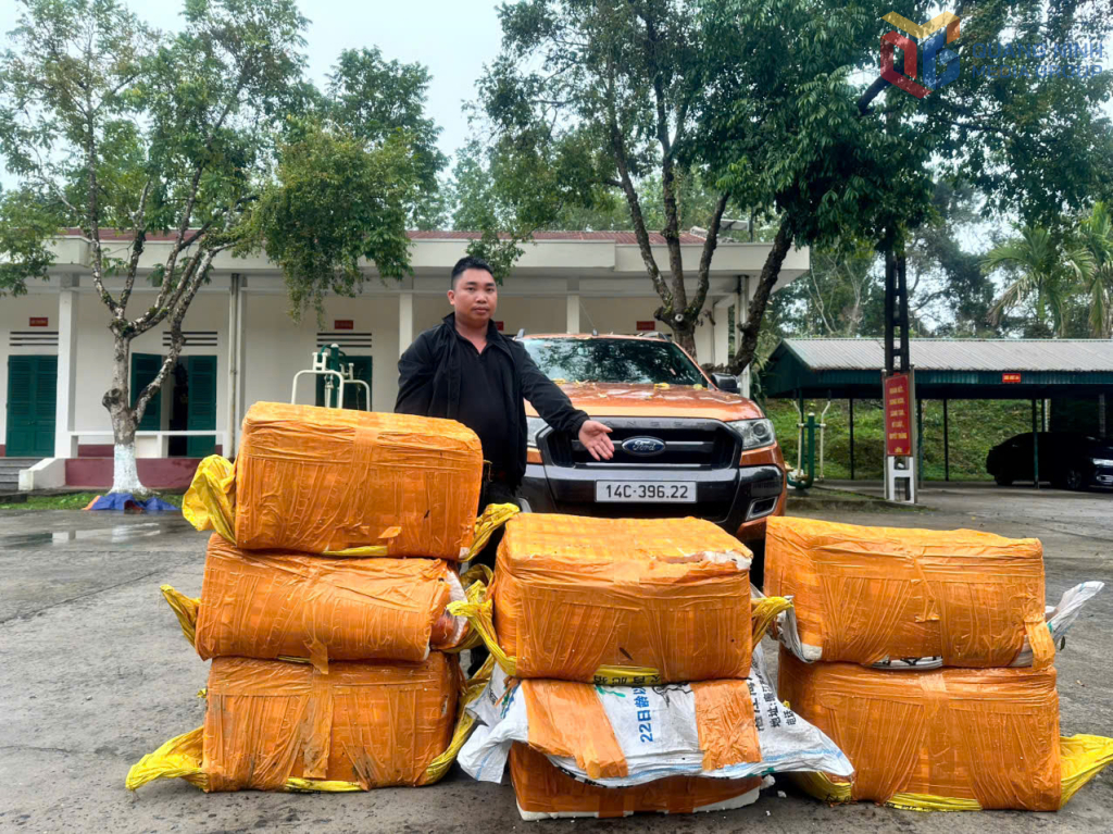 Lỷ Văn Sáng cùng tang vật là 350 kg trứng gia cầm non đông lạnh tại Đồn Biên phòng Bắc Sơn