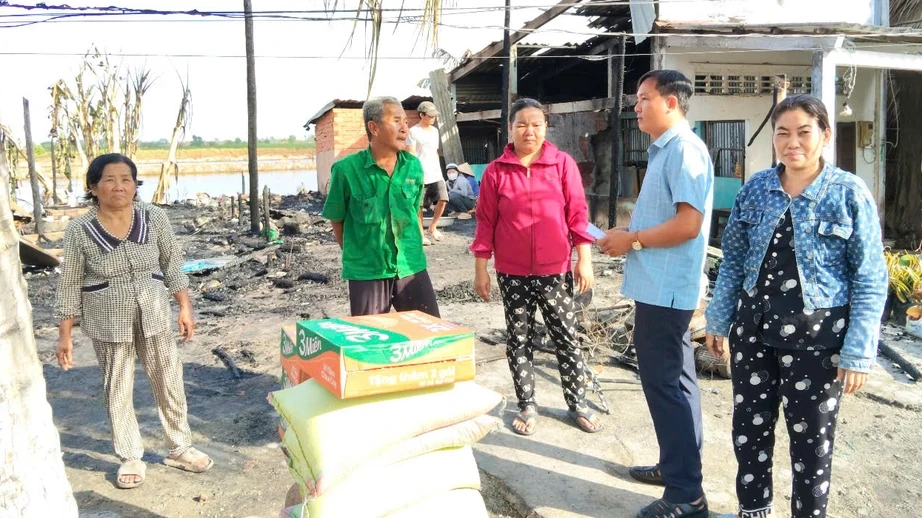 Bạc Liêu: Xảy ra cháy lớn trong đêm, 4 căn nhà bị thiệt hại - Ảnh 1.