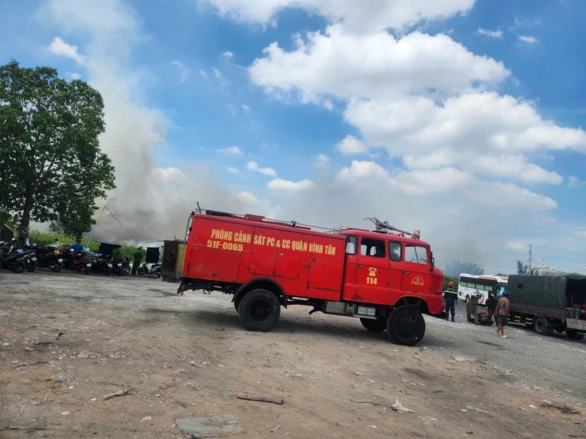 Đốt rác gây cháy lan, khói đen bao trùm khu dân cư tại TP Hồ Chí Minh - Ảnh 1.