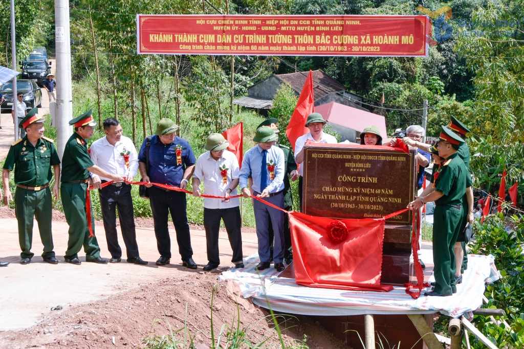 Hội CCB tỉnh cùng các đại biểu làm lễ khánh thành công trình cải tạo hạ tầng cụm dân cư Trình Tường xã Pắc Cương (huyện Bình Liêu) tháng 9/2023.