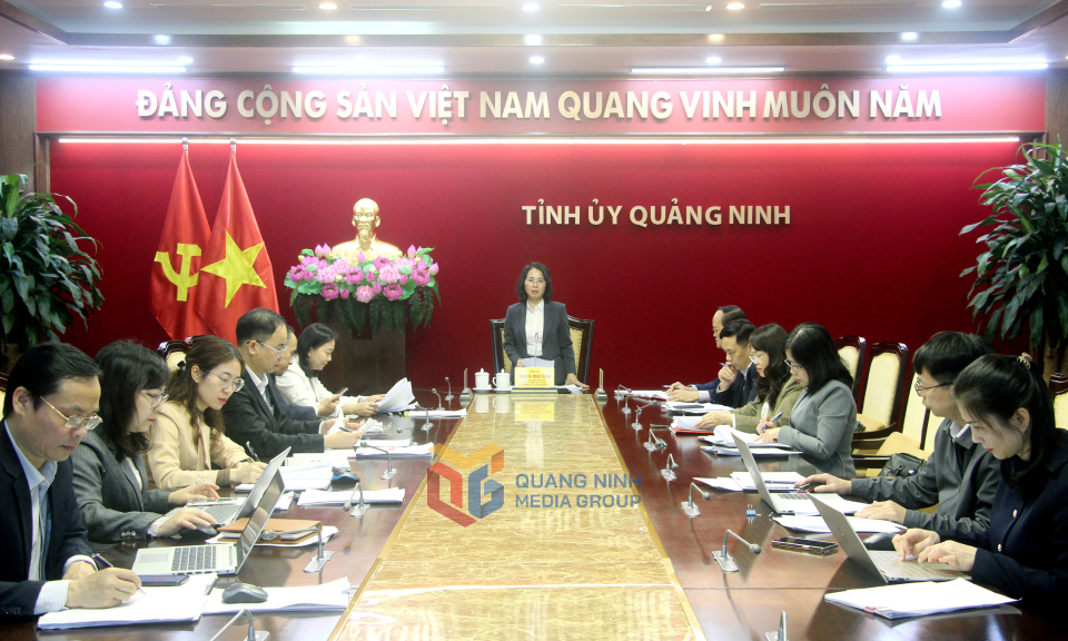 Đồng chí Trịnh Thị Minh Thanh, Phó Bí thư Thường trực Tỉnh ủy, Chủ tịch HĐND tỉnh, Bí thư Đảng ủy các cơ quan Đảng tỉnh, phát biểu tại hội nghị.