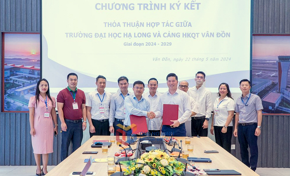 Trường Đại học Hạ Long và Cảng hàng không quốc tế Vân Đồn ký kết thỏa thuận hợp tác trong công tác phối hợp đào tạo và cung cấp nguồn nhân lực giai đoạn 2024 – 2029. Ảnh: Minh Hà