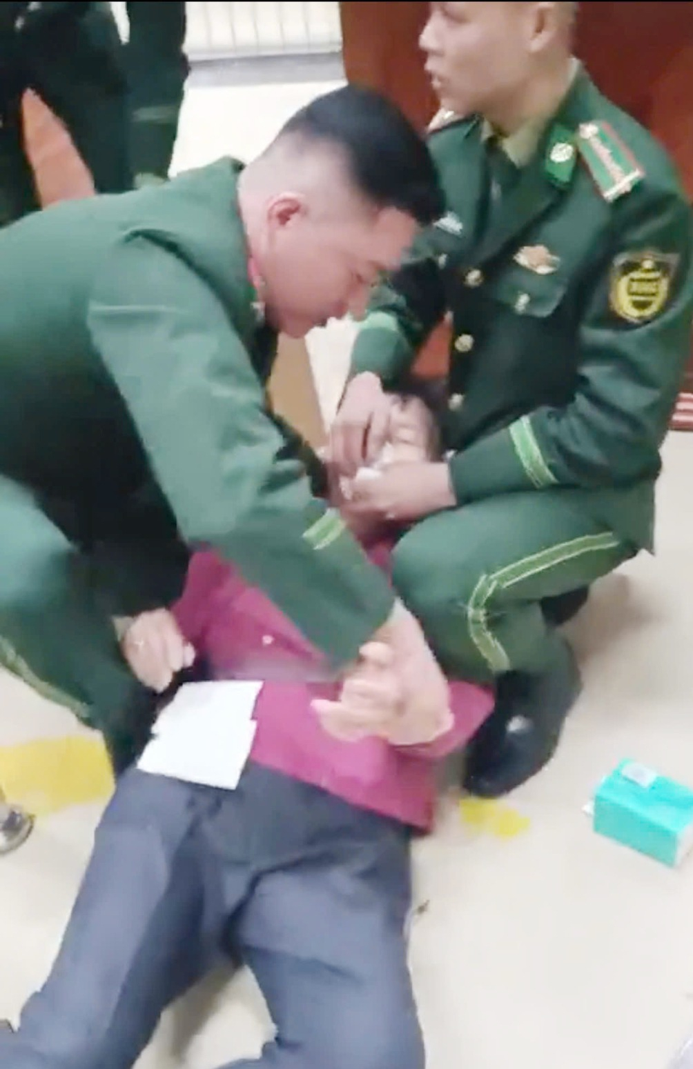 Cán  bộ Đồn Biên phòng cửa khẩu Quốc tế Móng Cái sơ cứu cho du khách bị co giật, tim ngừng đập. (Ảnh: Xuân Hùng, BĐBP tỉnh) 