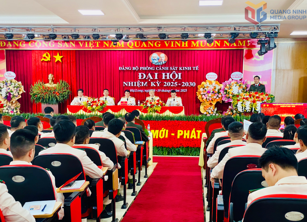  Đại tá Trần Văn Phúc – Bí thư Đảng bộ Công an tỉnh, Giám đốc Công an phái biểu chỉ đạo tại Đại hội Đảng bộ Phòng Cảnh sát kinh tế.