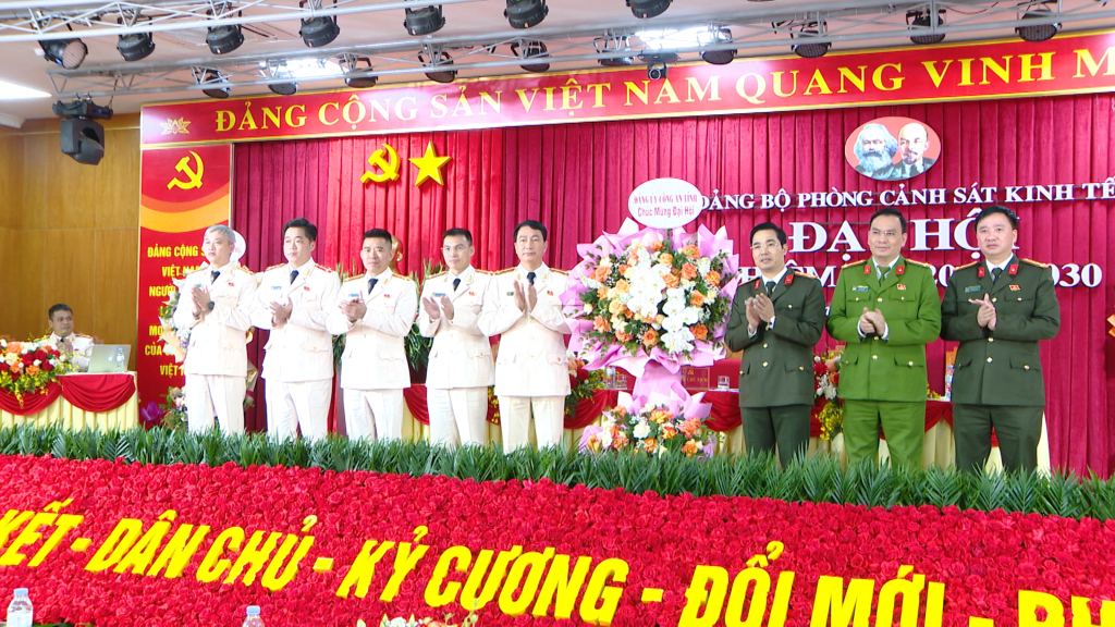 Đại tá Trần Văn Phúc – Bí thư Đảng ủy, Giám đốc Công an tỉnh tặng hoa chúc mừng Đại hội.