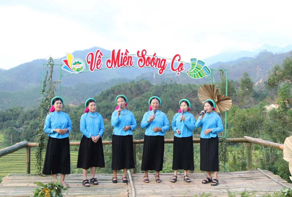 Ethnic minority people in Quang Ninh delightedly enjoy their spring festival.