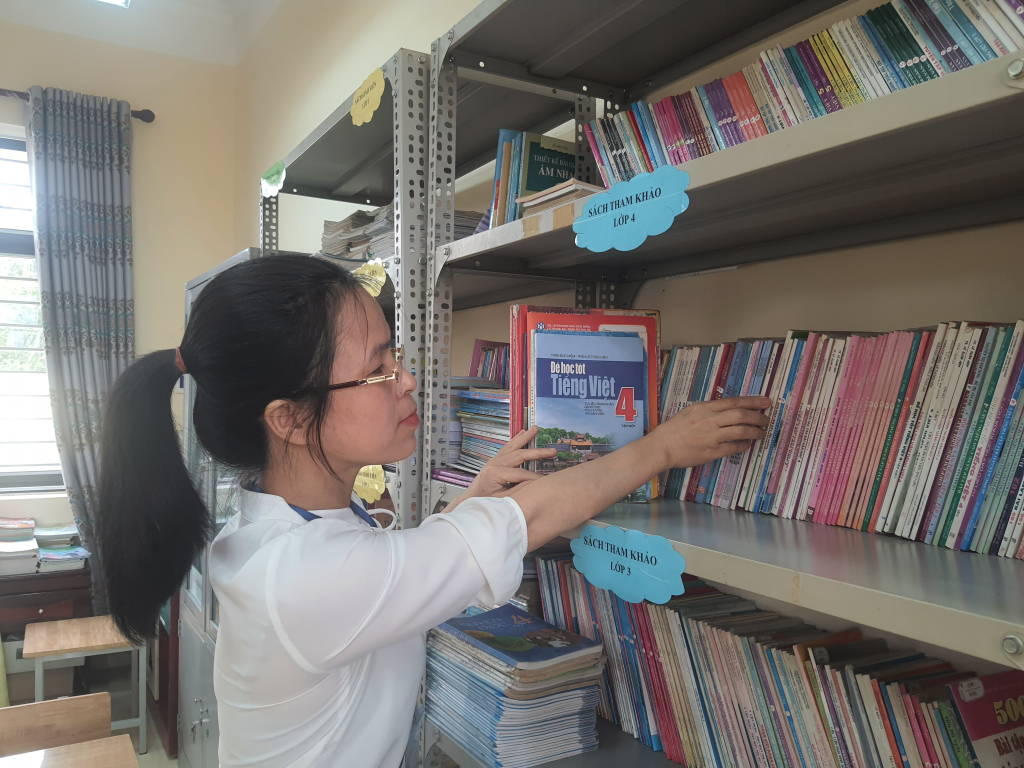 Cô giáo Nguyễn Thị Hoa, tổ trưởng tổ chuyên môn 1, 2, 3, giáo viên chủ nhiệm lớp 1a1 Trường tiều học Phương Đông A, TP Uông Bí.