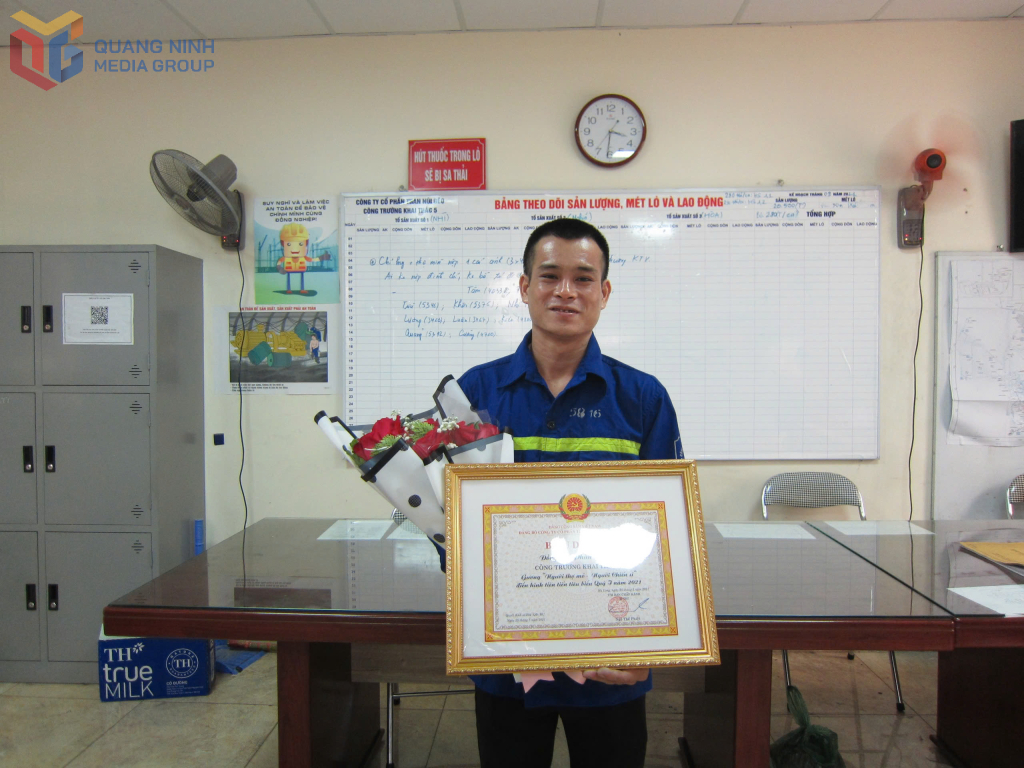 Anh Phùn A Nhì, thợ lò Công trường khai thác 5, Công ty CP Than Núi Béo vinh dự 8 lần nhận danh hiệu 