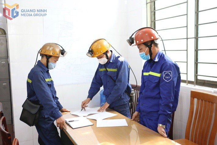 Thợ lò bậc 5/5 Nguyễn Hữu Toản (ngoài cùng bên phải) cùng lãnh đạo Phân xưởng KT10 trao đổi công việc, tháo gỡ khó khăn trong sản xuất.